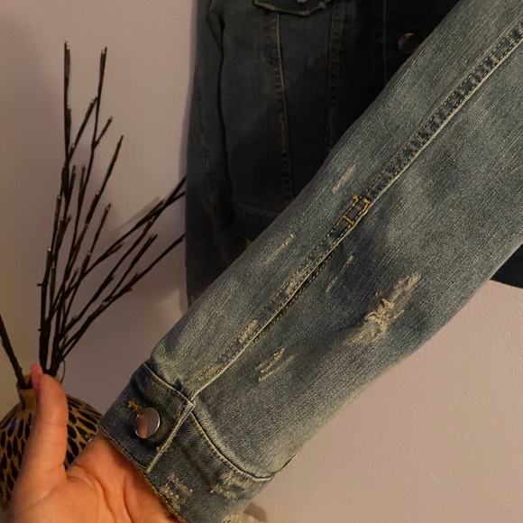 TEXTILE Elizabeth & James~Distressed Denim Jacket✨ - Picture 8 of 9